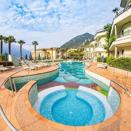 Royal Village 4*